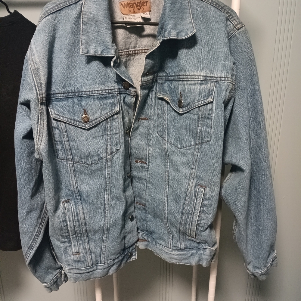 Vintage denim jacket wrangler size medium broken in condition